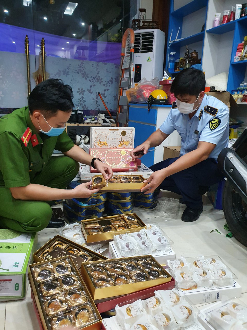 Lưc llượng chức năng kiểm tra cơ sở kinh doanh bánh trung thu tại Hà Đông (Hà Nội)