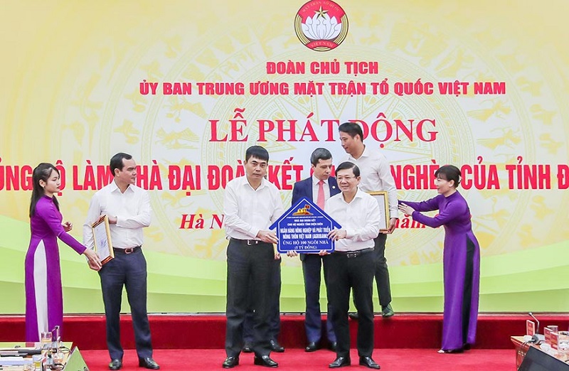 Ông Nguyễn Minh Phương, thành viên HĐTV Agribank thay mặt đơn vị, trao ủng hộ 5 tỷ đồng xây dựng 100 ngôi nhà đại đoàn kết tại tỉnh Điện Biên