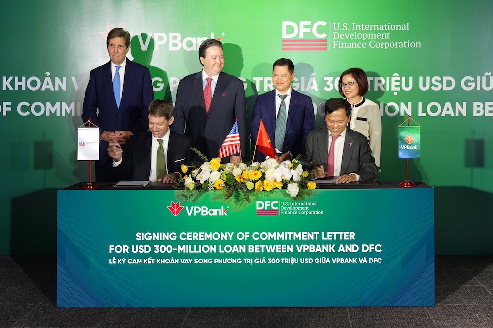 Đại diện lãnh đạo DFC và VPBank ký cam kết khoản vay song phương trị giá 300 triệu đô la Mỹ.
