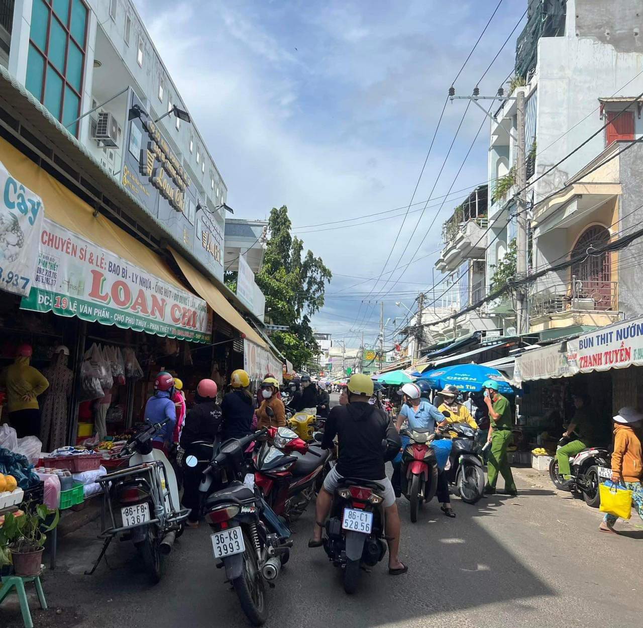 Người dân tập trung đến nhà chủ hụi ở phường Phú Thủy, Tp.Phan Thiết