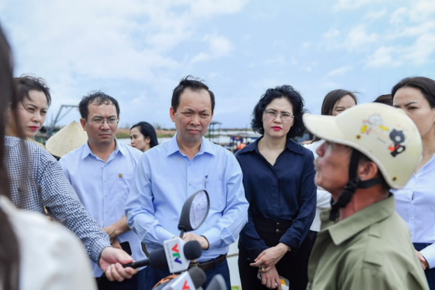 Phó thống đốc Đào Minh Tú cùng đoàn công tác thăm và động viên một số hộ dân nuôi trồng thuỷ sản tại thị xã Quảng Yên (Quảng Ninh).