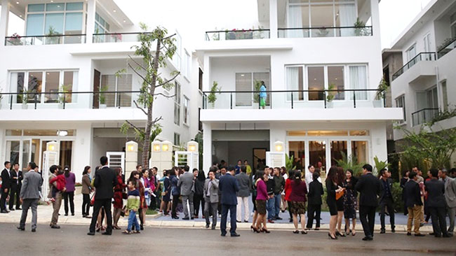 Đông đảo nhà đầu tư đến từ Hà Nội thăm quan biệt thự mẫu FLC L’Amoura vào cuối tháng 11/2015