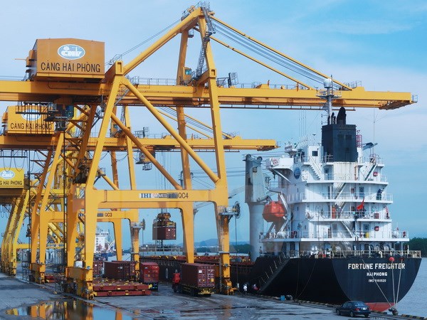 Vận chuyển container tại cảng Chùa Vẽ, Hải Phòng. (Ảnh: Lâm Khánh/TTXVN)