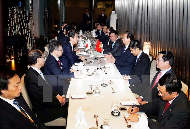 Thủ tướng Nguyễn Tấn Dũng gặp Thủ tướng Nhật Bản Shinzo Abe, bên lề Hội nghị cấp cao ASEAN 27 và các Hội nghị cấp cao liên quan, diễn ra từ ngày 21 đến 22/11/2015. (Ảnh: Vietnam+)