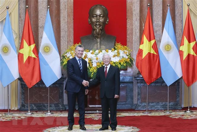 Chủ tịch nước Nguyễn Phú Trọng và Tổng thống Argentina Mauricio Macri tại lễ đón. (Ảnh: Lâm Khánh/TTXVN)