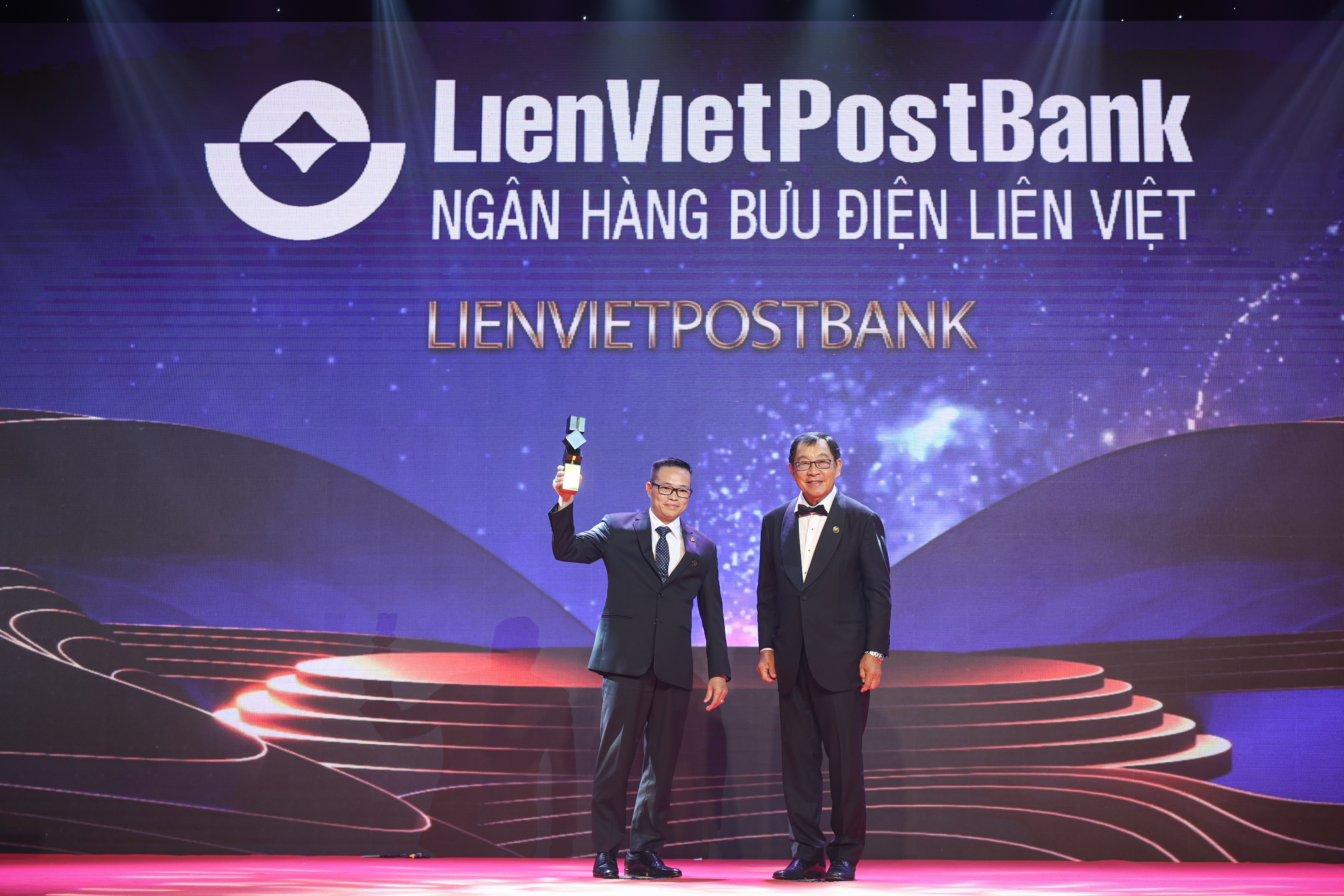 Ông Nguyễn Quý Chiến - Phó Tổng Giám Đốc đại diện LienVietPostBank nhận cúp