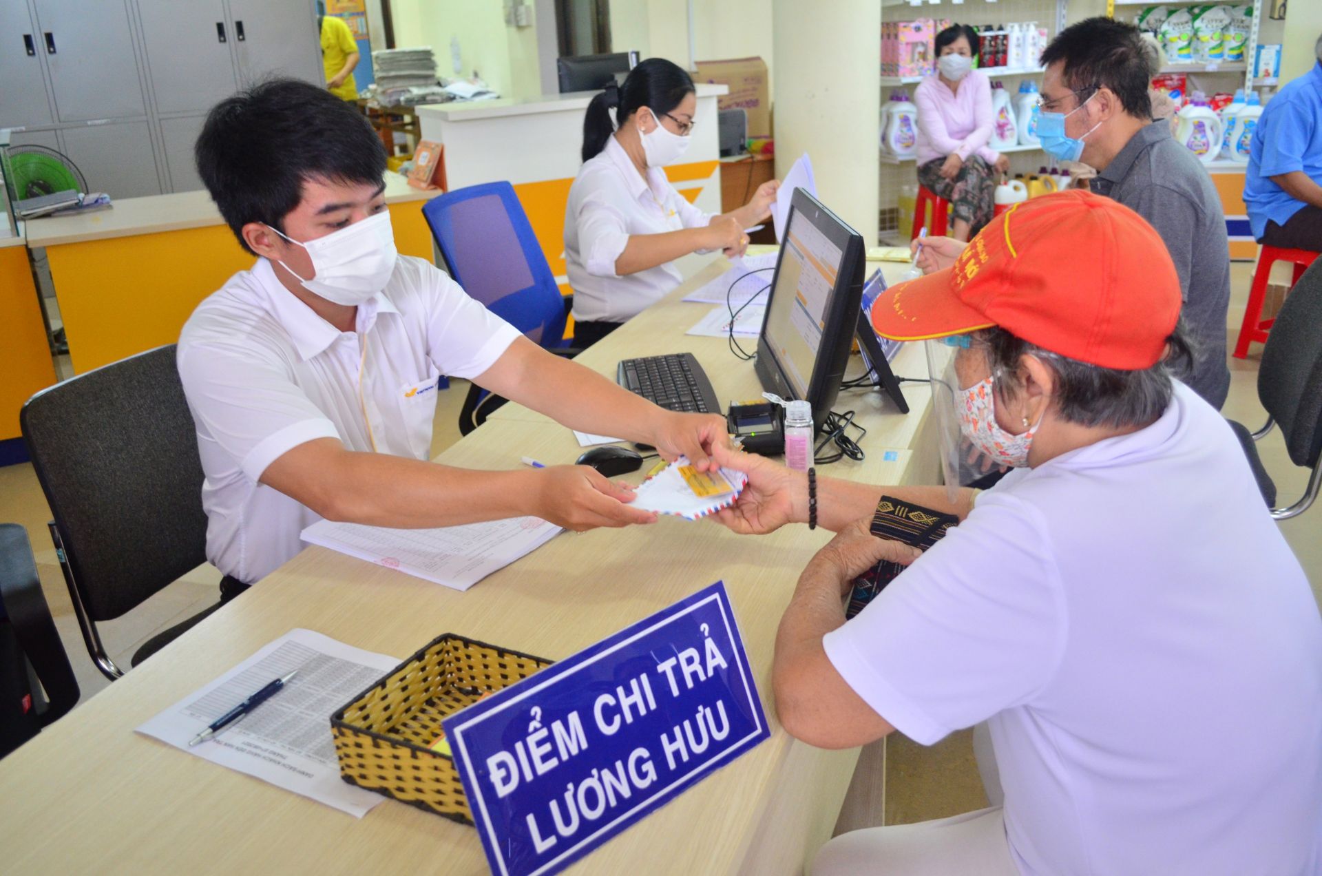 Cử tri nhiều địa phương không muốn nhận lương hưu qua tài khoản ngân hàng