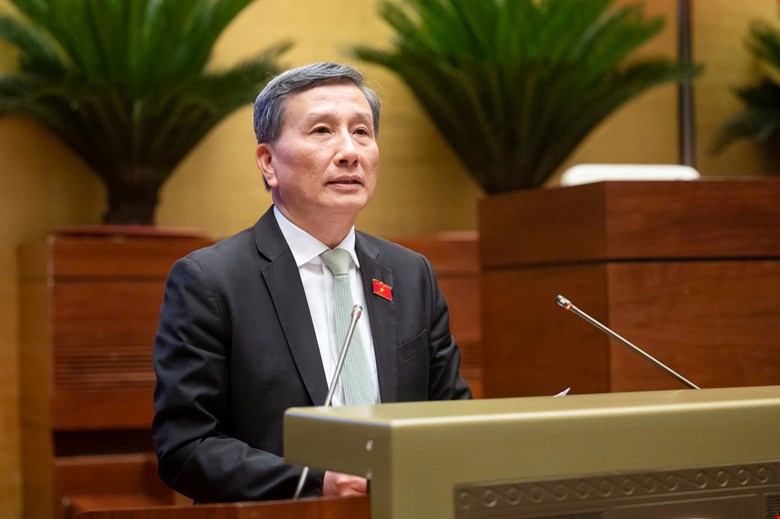 Chủ nhiệm Ủy ban Khoa học, Công nghệ và Môi trường của Quốc hội Lê Quang Huy trình bày báo cáo thẩm tra