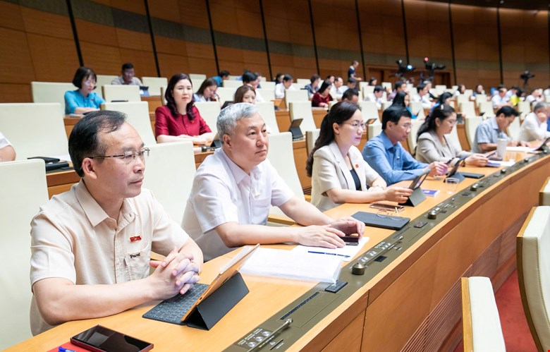Quốc hội nghe Tờ trình, báo cáo thẩm tra Dự án Luật sửa đổi, bổ sung một số điều của Luật Quốc tịch Việt Nam và 1 luật sửa 7 luật