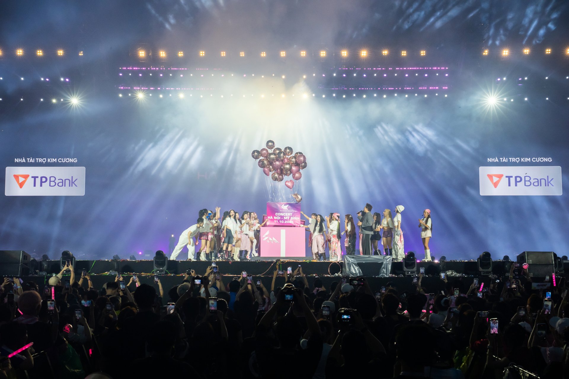 TPBank tiếp tục đồng hành cùng Em Xinh “Say Hi” Concert đêm 2 tại Hà Nội (11/10) với vai trò là Nhà tài trợ Kim Cương