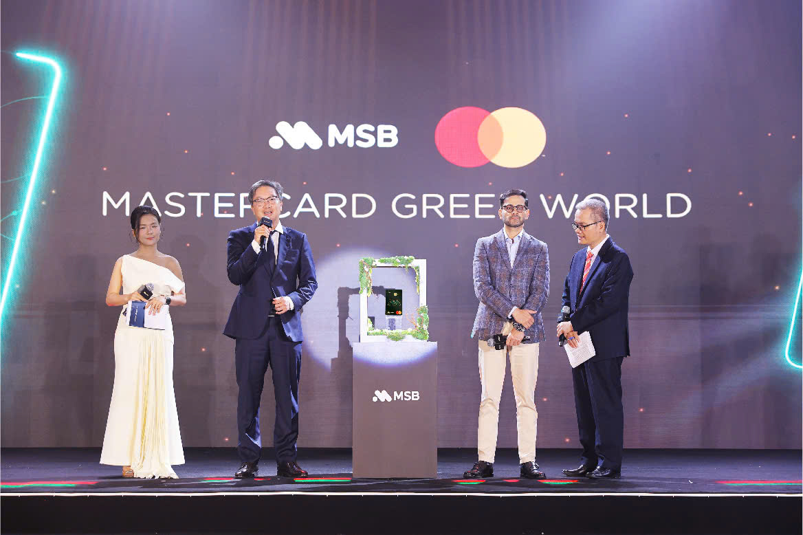 Ông Nguyễn Hoàng Linh - Tổng Giám đốc MSB và đại diện Mastercard tại sự kiện ra mắt thẻ MSB Mastercard Green World
