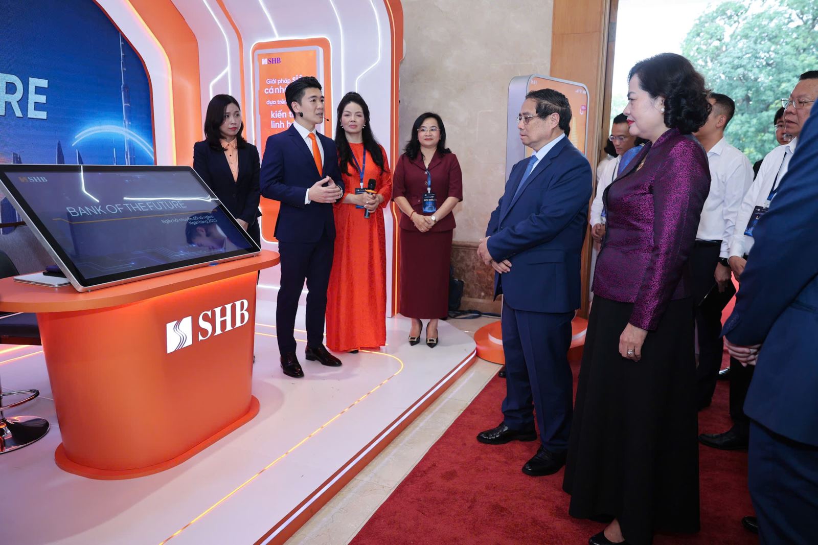 Ph&oacute; Chủ tịch SHB Đỗ Quang Vinh tr&igrave;nh b&agrave;y giải ph&aacute;p thanh to&aacute;n t&iacute;ch hợp trước Thủ tướng v&agrave; l&atilde;nh đạo Nh&agrave; nước tại sự kiện chuyển đổi số ng&agrave;nh ng&acirc;n h&agrave;ng.