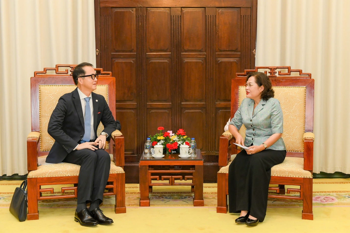 Thống đốc Nguyễn Thị Hồng v&agrave; &ocirc;ng Yasuto Watanabe, Gi&aacute;m đốc điều h&agrave;nh AMRO tại buổi tiếp