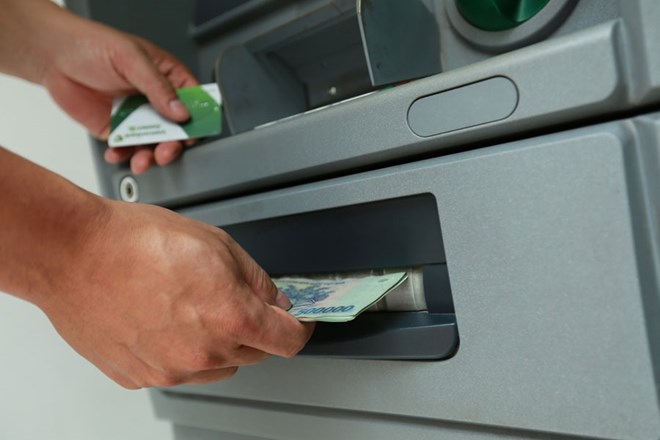 Gi&aacute; trị r&uacute;t tiền mặt qua ATM bất ngờ đảo chiều tăng