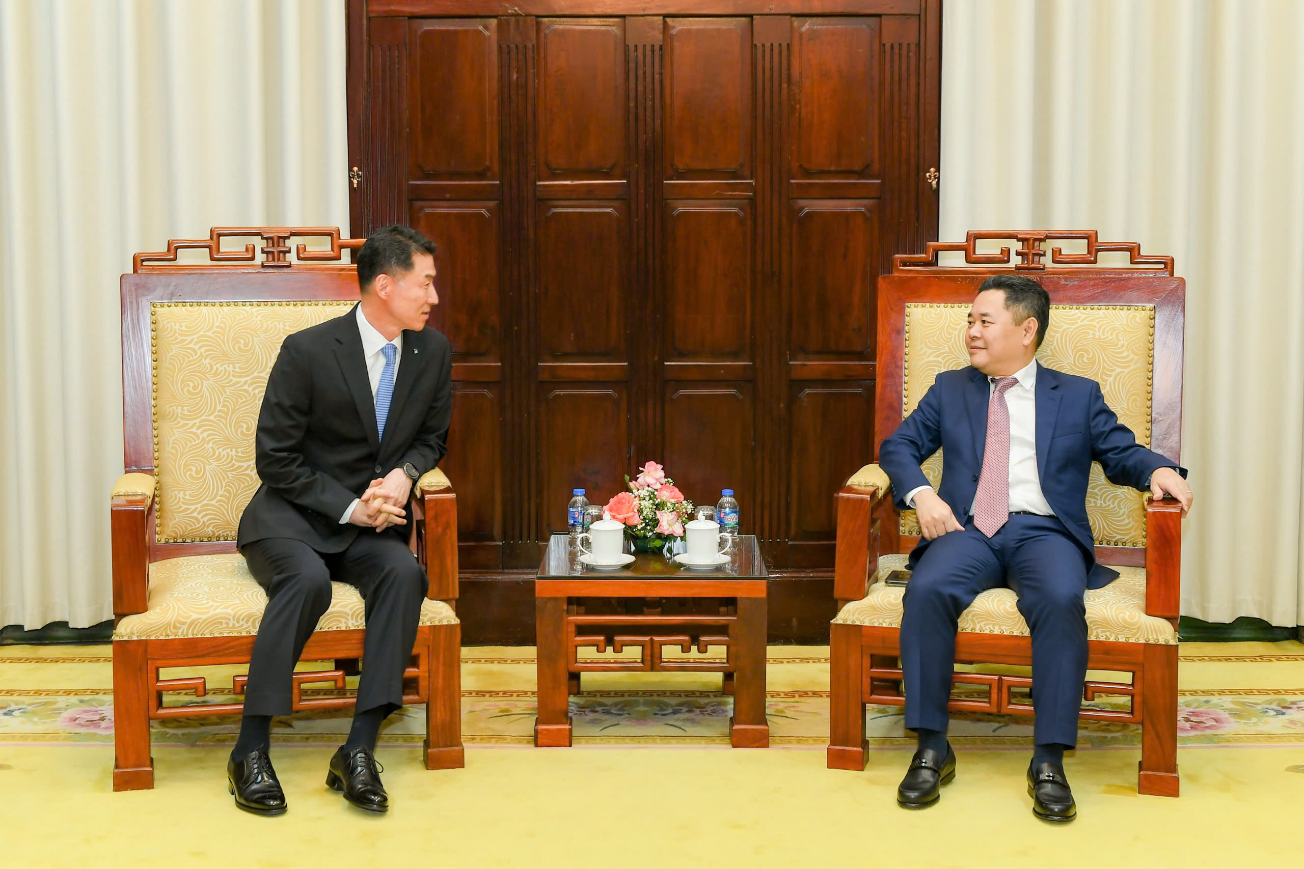 Ph&oacute;  Thống đốc Nguyễn Ngọc Cảnh trao đổi c&ugrave;ng &ocirc;ng Chang Min Young - Chủ tịch ki&ecirc;m Tổng Gi&aacute;m đốc IBK