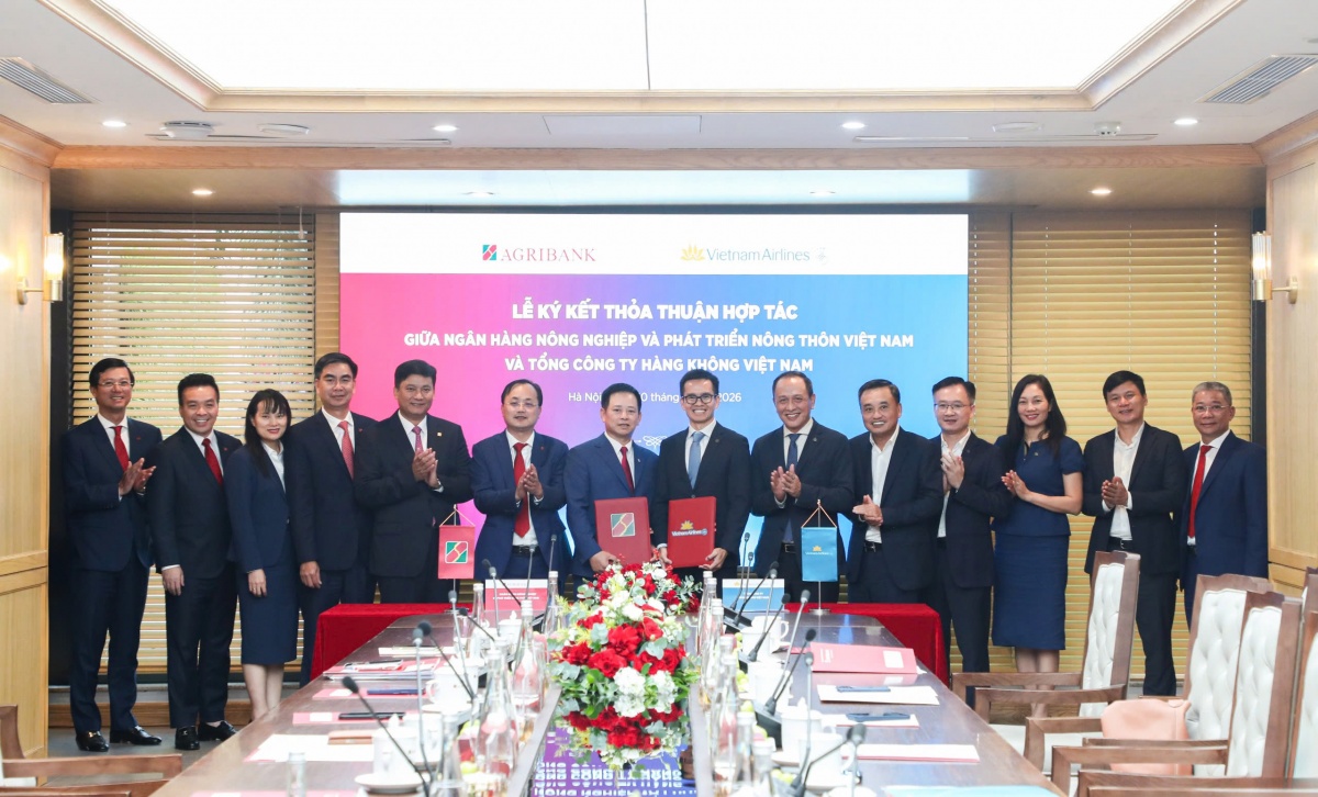 L&atilde;nh đạo Agribank v&agrave; Vietnam Airlines ch&uacute;c mừng Thỏa thuận hợp t&aacute;c được k&yacute; kết