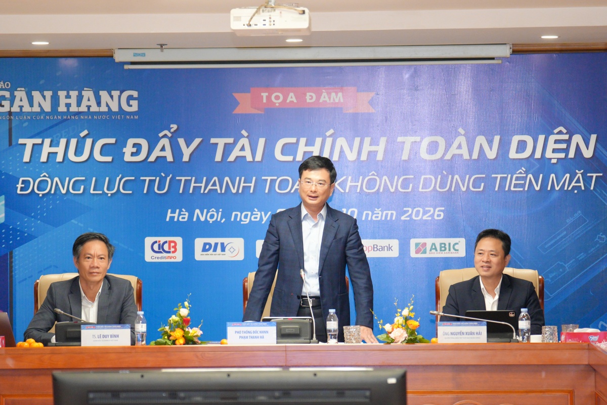 Ph&oacute; Thống đốc ng&acirc;n h&agrave;ng Nh&agrave; nước Phạm Thanh H&agrave;  (giữa)