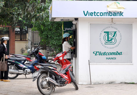 Nhiều điểm đặt ATM của Vietcombank bắt đầu thay đổi dần logo trong khi logo cũ vẫn chưa đơợc xóa. Ảnh: Anh Quân.