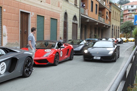 Những chiếc Lamborghini xếp hàng dài gần 5km, nếu tính tổng công suất sẽ lên tới 190.000 mã lực