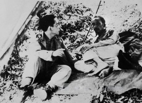 Chủ tịch Hồ Chí Minh và Đại tướng Võ Nguyên Giáp trên đường đi Chiến dịch biên giới, năm 1950.