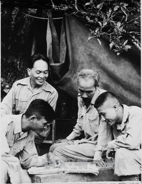 Chủ tịch Hồ Chí Minh và Đại tướng Võ Nguyên Giáp trên đường đi Chiến dịch biên giới, năm 1950.