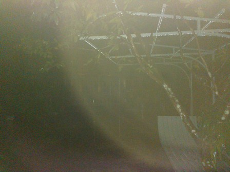 Gió và mưa rất lớn trong đêm ở Huế