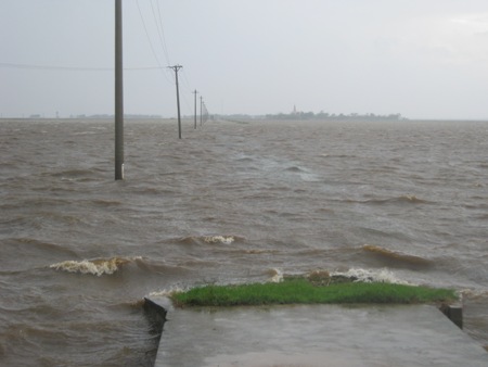 Nhiều tuyến đường dẫn vào khu dân cư tại một số xã của huyện Hải Lăng bị ngập sâu