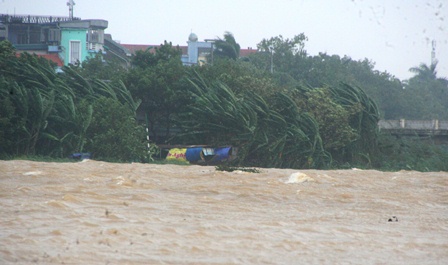Gió giật mạnh trên sông Hương