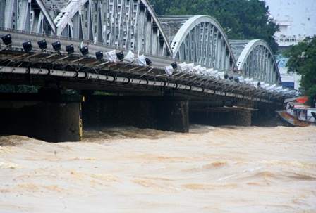 Nước chảy cuồn cuộn ngay sát mặt cầu Trường Tiền