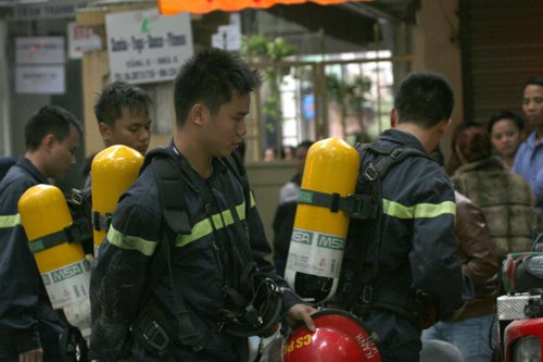 Cảnh sát chữa cháy dùng bình dưỡng khí chống độc để tiếp cận hiện trường