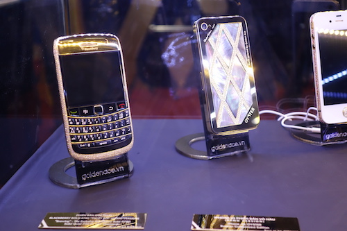 Golden Ace: Điện thoại chế tác bằng vàng, đá quý