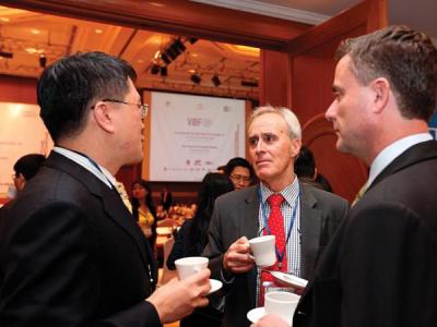 Đại diện các doanh nghiệp nước ngoài trao đổi tại Diễn đàn Doanh nghiệp Việt Nam (VBF) diễn ra ngày 3/12/2013 tại Hà Nội.