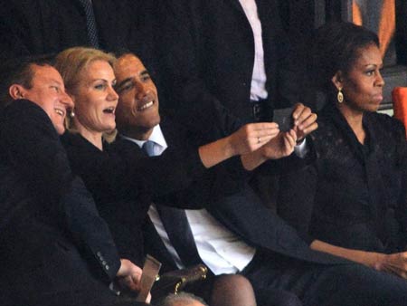 'Hài kịch 3 bên' trong ảnh 'tự sướng' của Obama