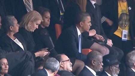Khi ông Obama đứng lên, bà Obama và Thủ tướng Đan Mạch trò chuyện cùng nhau.