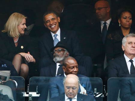 Trong khi ông Obama và bà Thorning-Schmidt vui vẻ bên cạnh, thì bà Obama tỏ ra nghiêm nghị.