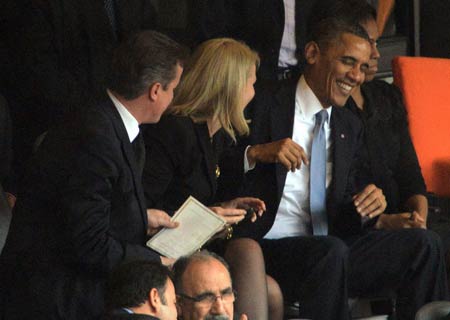 Khi ông Obama đứng lên, bà Obama và Thủ tướng Đan Mạch trò chuyện cùng nhau.