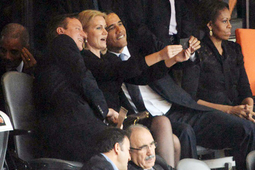 Obama gây 'bão' vì đã chụp ảnh tự sướng tại lễ tang