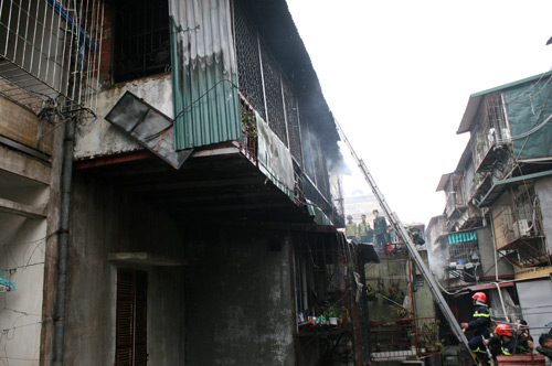 Sau khi khống chế xong, lực lượng cứu hoat tiếp tục dùng thang để tiếp cận những căn hộ bị cháy từ phía sau.Ảnh: Phương Sơn