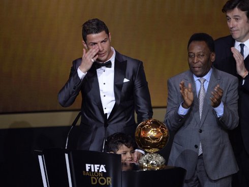 Vượt mặt Messi, Ronaldo đoạt Quả Bóng vàng 2013, Pele nhận Quả Bóng vàng danh dự