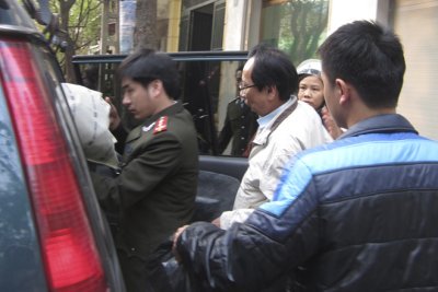 Ông Hồ Văn Hải được áp tải lên xe về trại tạm giam sau khi tiến hành khám xét nhà riêng. Ảnh: Phi Long