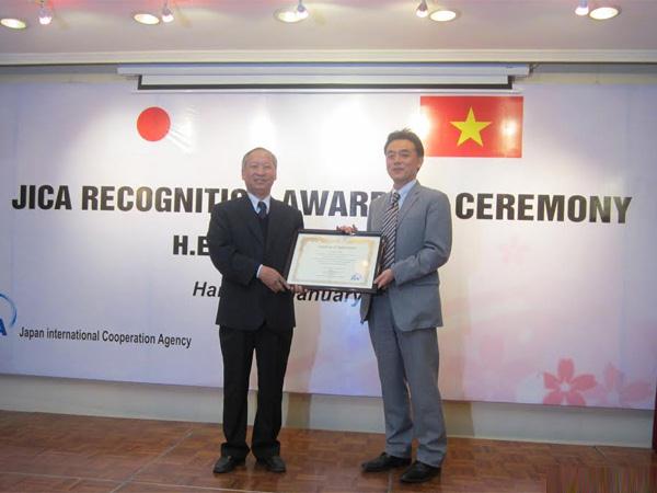 Chuyên gia Cao Viết Sinh nhận giải thưởng Cống hiến