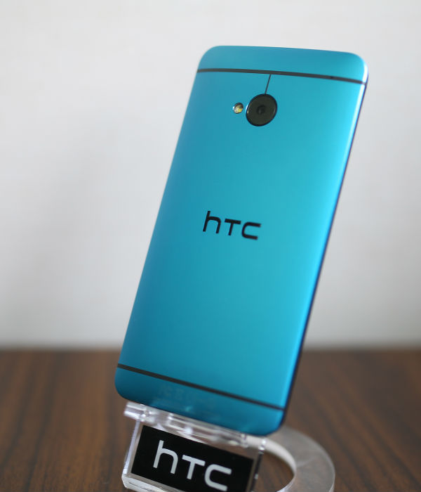 HTC One Blue có giá 13,99 triệu đồng