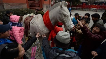 Người đi lễ tại đền Dongyue, Bắc Kinh đua nhau sờ tượng ngựa đá lấy may ngày mùng 1 Tết