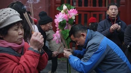 Cảnh khấn vái chen chúc tại đền Yonghegong Lama, Bắc Kinh, Trung Quốc