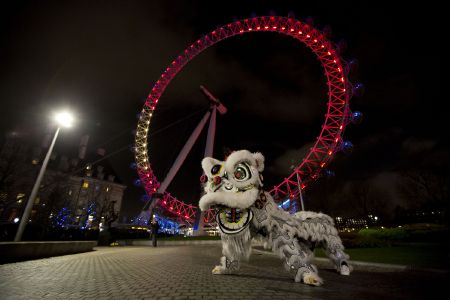 Vòng đu quay khổng lồ “Mắt London” tại Anh được trang hoàng màu đỏ nhân dịp năm mới Giáp Ngọ.