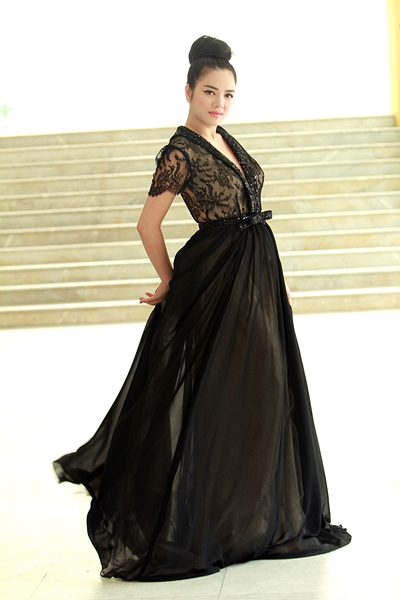 Bộ váy Georges Hobeika này từng được Lý Nhã Kỳ diện trong buổi lễ nhận chức vụ Đại sứ Nữ hoàng trang sức.