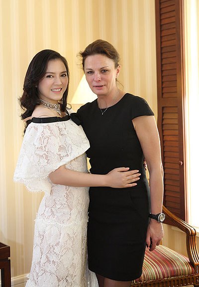 Giám đốc bán hàng của Chanel bay sang Việt Nam chỉ để thử váy cho Lý Nhã Kỳ.