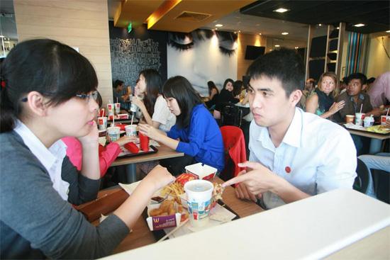 Ngày khai trương cửa hàng McDonald’s đầu tiên tại Việt Nam, hầu như các bàn ăn đều kín người