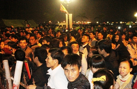 Biển người chen chúc nhau trong đêm Khai ấn Đền Trần năm 2013.