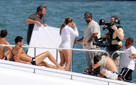 Buổi ghi hình trên du thuyền của Jennifer thu hút sự quan tâm của fan và phóng viên ảnh